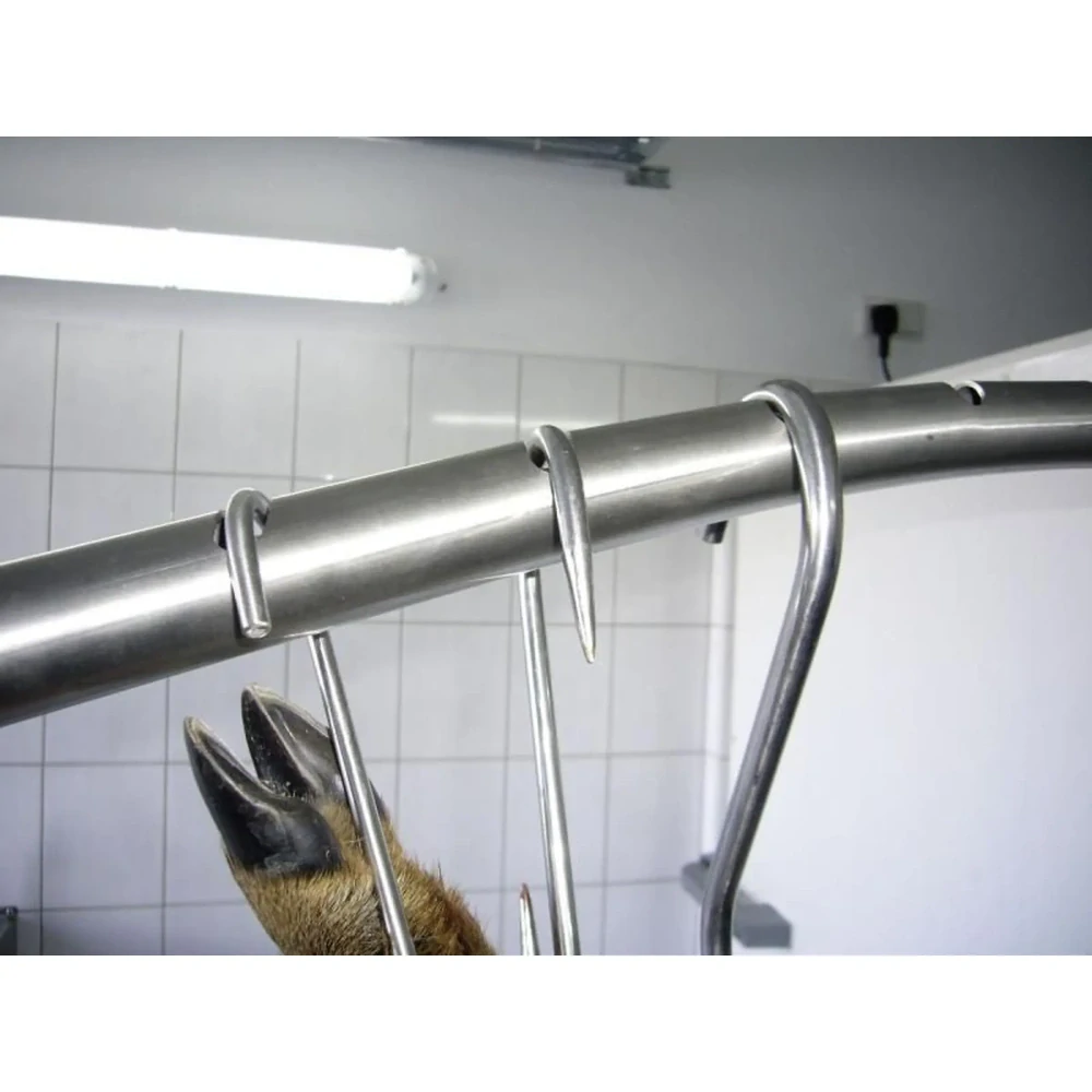 Zahnutá tyč s okem a otvory na háky pro nohy zvěře, 100cm